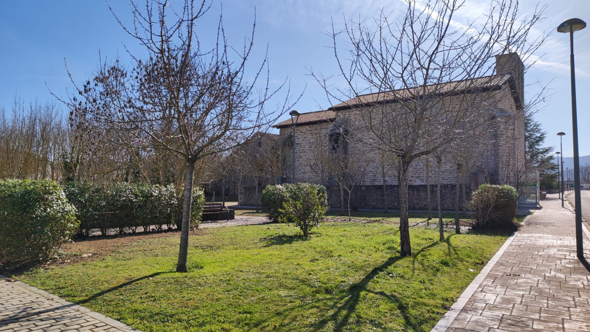 Terrenos junto a la iglesia de Gardélegui que fueron urbanizados por el Ayuntamiento para hacer un parque