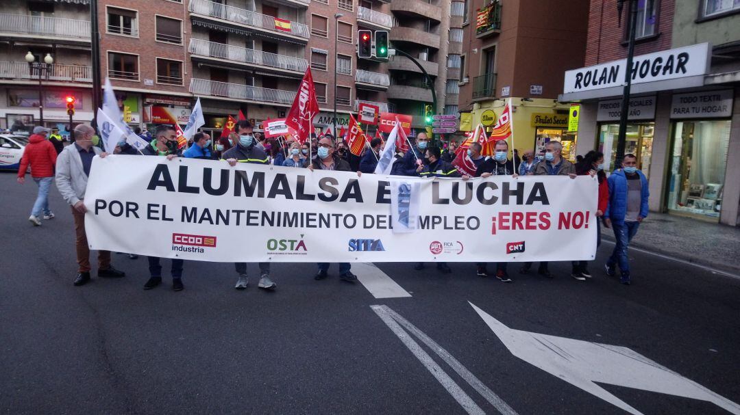 Manifestación de los trabajadores de Alumalsa por las calles de Zaragoza