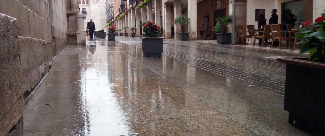 Lluvia cayendo sobre la calle Campanas de la capital.