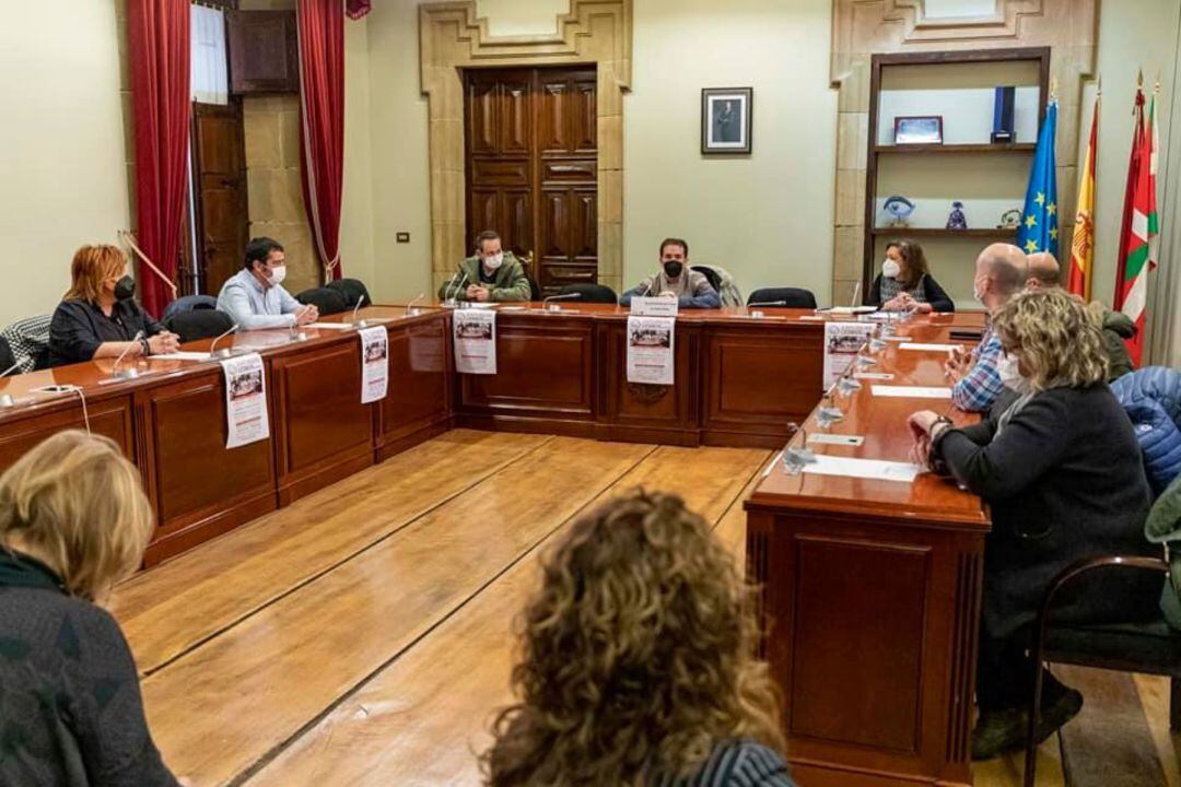 Presentación de la campaña en el salón de plenos del Ayuntamiento de Ermua