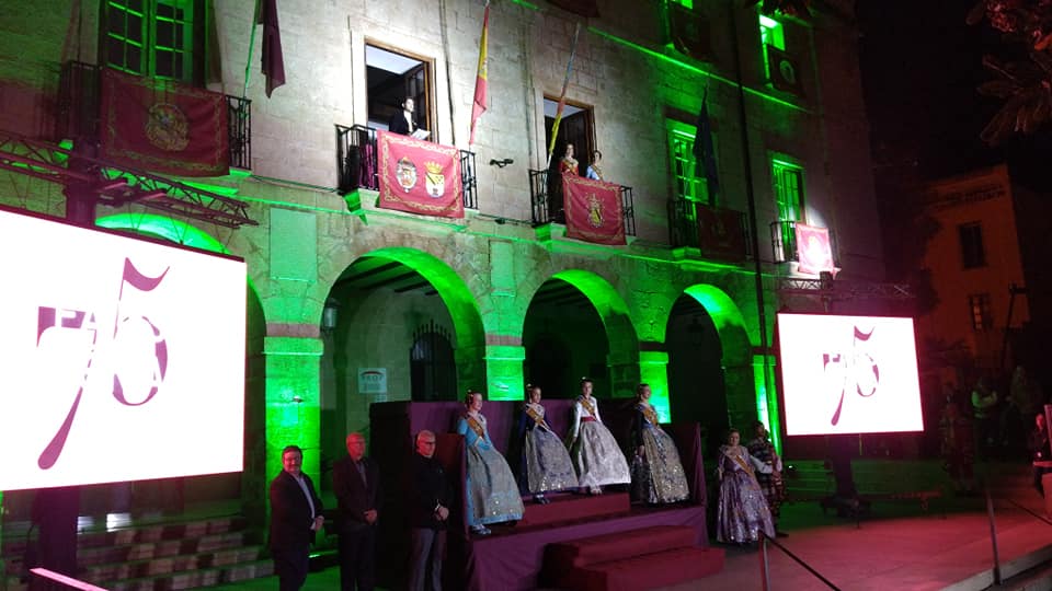 Momento del pregonero, Juan Céspedes desde el balcón del ayuntamiento.