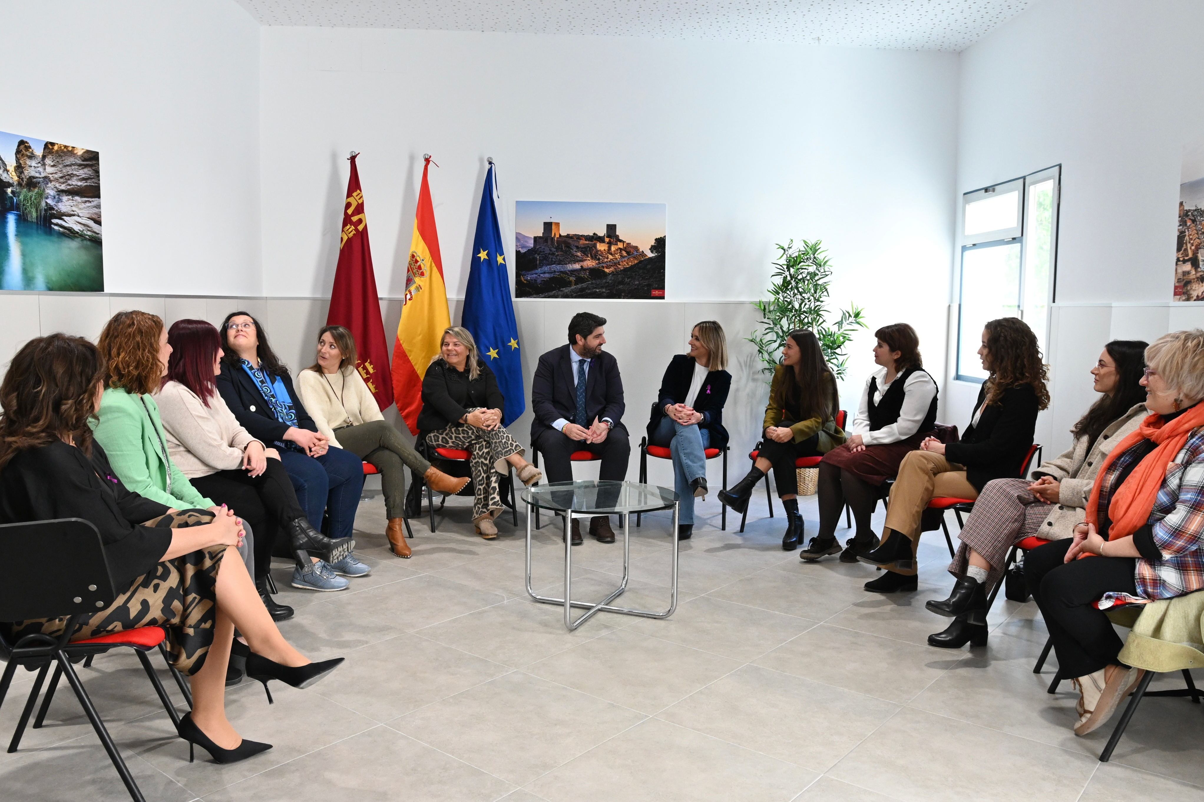El presidente de la Comunidad, Fernando López Miras, visitó hoy el primer Centro de Crisis 24 horas para asistencia a mujeres víctimas de violencia sexual de la Región de Murcia.