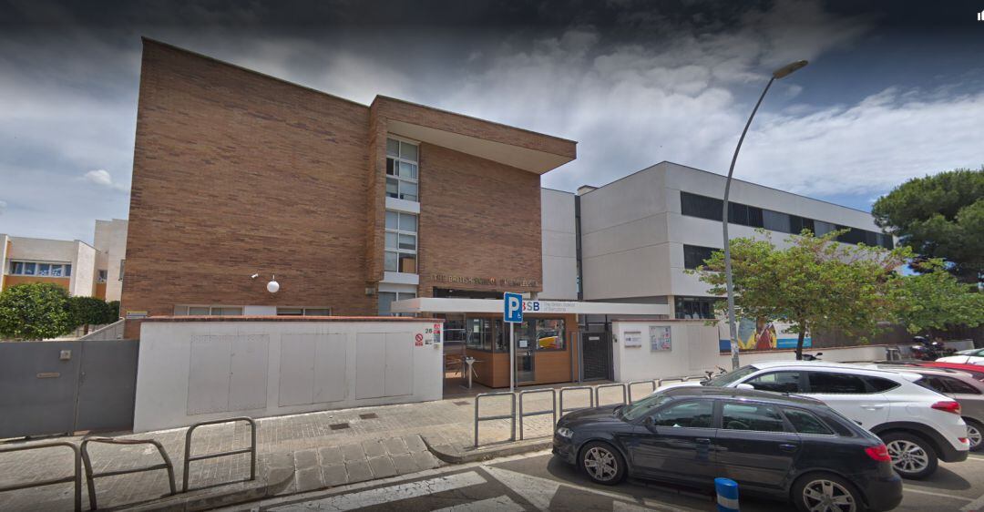 L'entrada del Bristish School, al carrer de la Ginesta de Castelldefels
