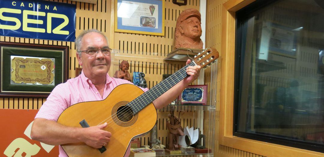 Manuel Alba posa en los estudios de Radio Cádiz ante la imagen de Paco Alba