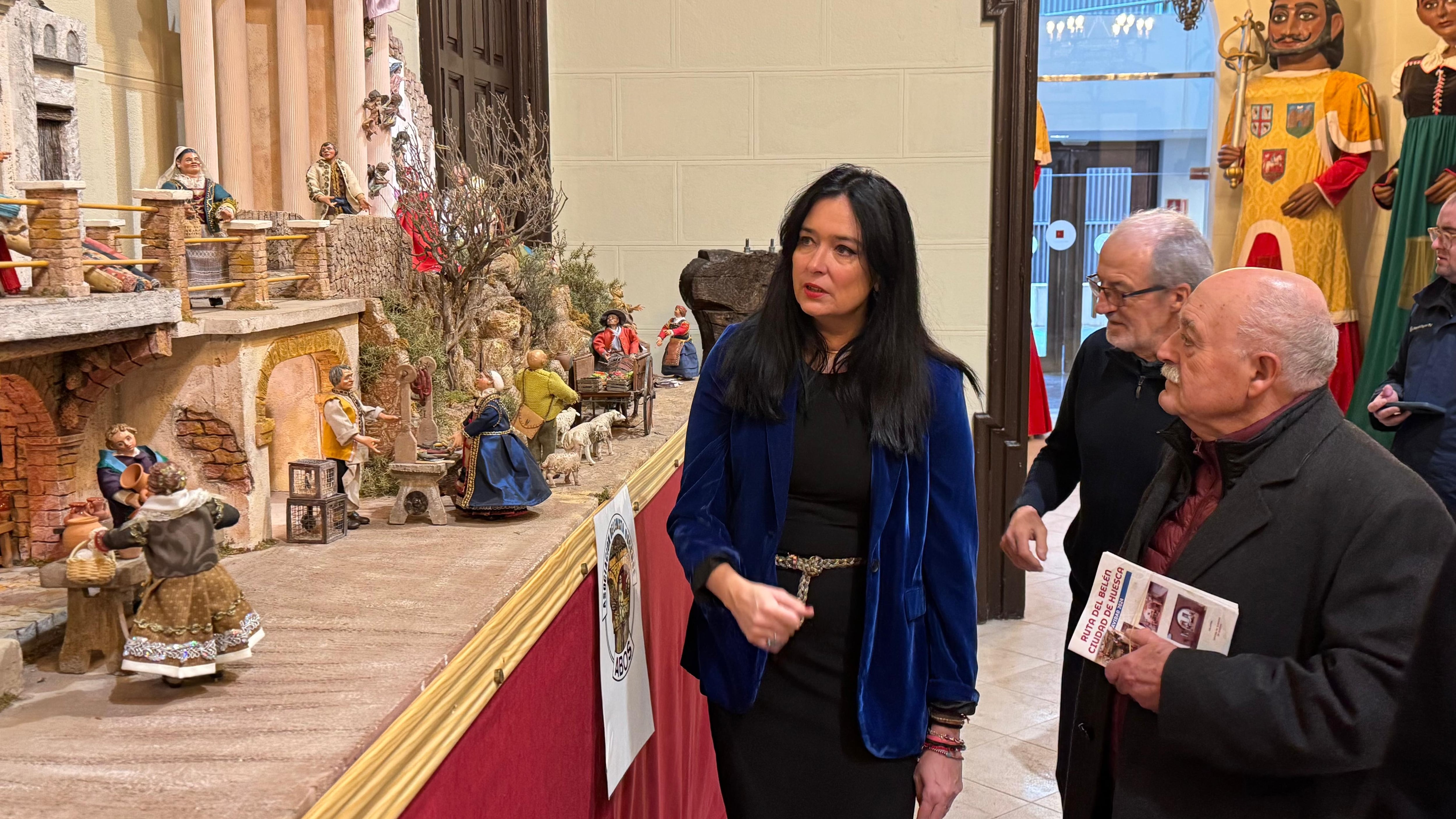 Visita al Belén instalado en el Ayuntamiento de Huesca