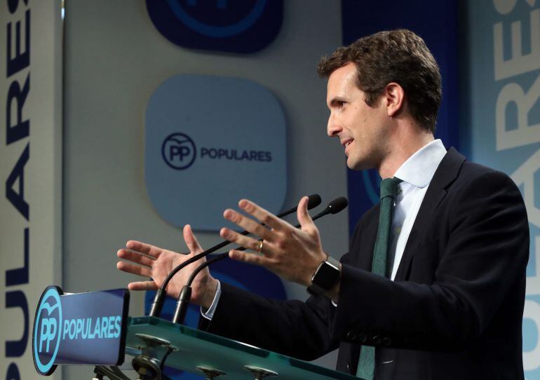 Pablo Casado, que ha quedado hoy segundo en la primera vuelta del proceso interno del PP para elegir al nuevo líder del partido, durante la rueda de prensa ofrecida esta noche en la sede de Génova, en Madrid, para valorar los resultados de la votación. EF