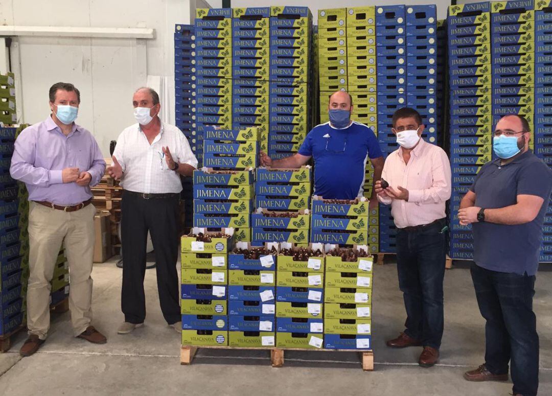 Francisco Reyes, segundo por la derecha, en su visita a las instalaciones de la Cooperativa San Isidro de JImena