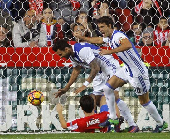 GRA253. GIJÓN, 20/11/2016.- El centrocampista de la Real Sociedad, Xavi Prieto (d), anota el primer gol de su equipo frente al Sporting, durante el partido de la duodécima jornada de la Liga de Primera División que se juega hoy en el estadio de El Molinón