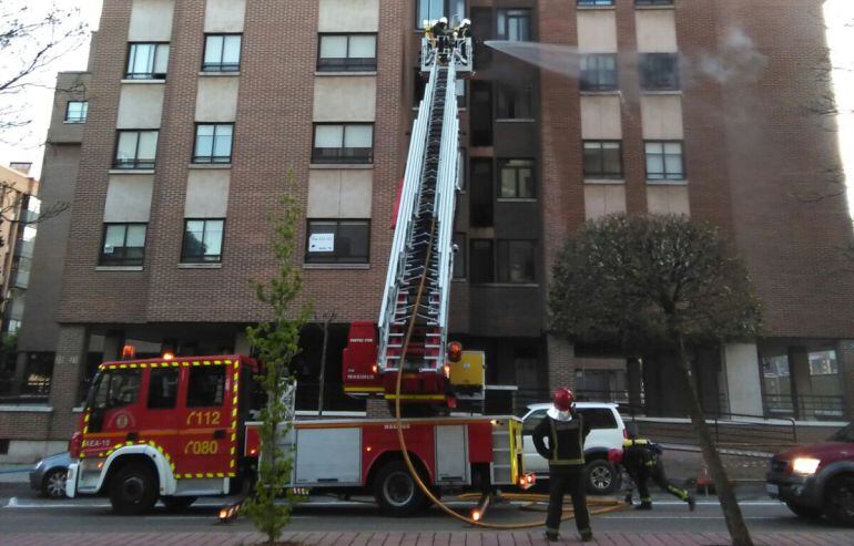 Los bomberos apagan el incendio declarado en una vivienda de Parquesol