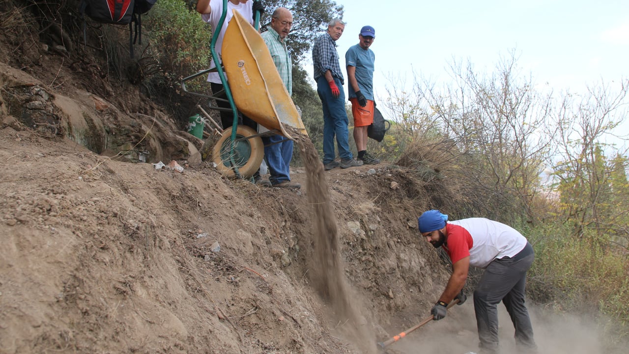 La acequia de Aynadamar fue construida, en teoría, durante el siglo XI para abastecer de agua a la antigua Alcazaba de Granada (Qasabat Garnata), la sede de la dinastía zirí, y al actual Albayzín.  Esta canalización ha sido uno de los ejes vertebrados que han conformado la ciudad de Granada, siendo el primer abastecimiento hídrico que tuvo esta. En los años 80 del siglo XX el tramo final fue definitivamente abandonado y destruido a su llegada al núcleo urbano, con la consiguiente pérdida patrimonial, paisajística y ambiental.