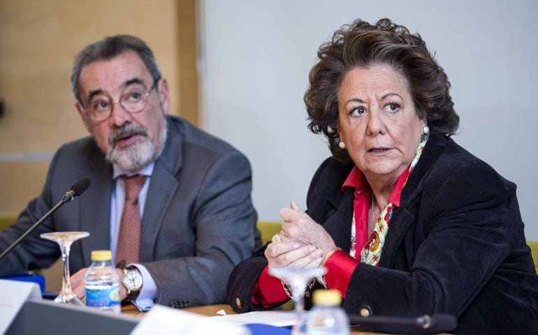 GRA143. VALENCIA, 30/12/2014.- La alcaldesa de Valencia y presidenta del Patronato de Feria Valencia, Rita Barberá, acompañada por el presidente de la Feria, José Vicente González, al comienzo, este mediodía, de la reunión del patronato. EFE/Manuel Bruque