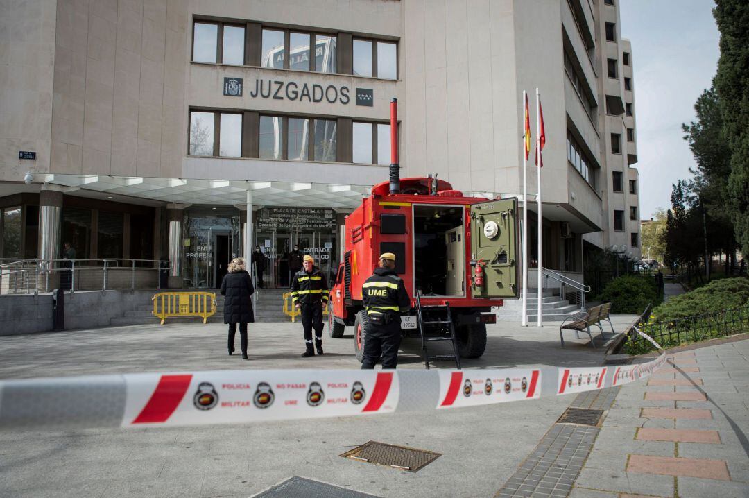 Miembros de la UME se despliegan en las inmediaciones de los juzgados de Plaza Castilla en Madrid este jueves durante la cuarta jornada laboral de aislamiento para frenar el coronavirus