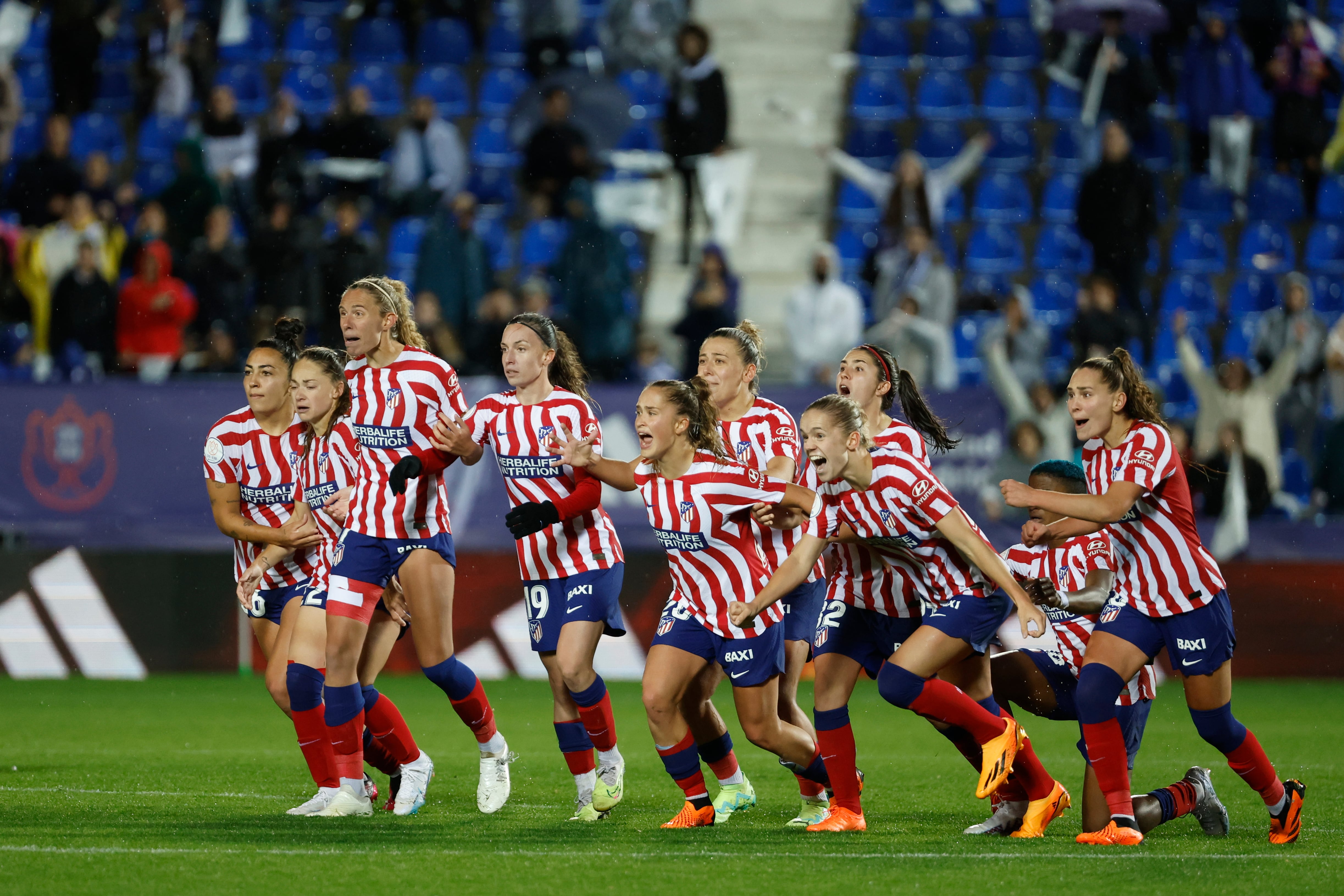 Las jugadoras del atlético de Madrid celebran la victoria en los penaltis