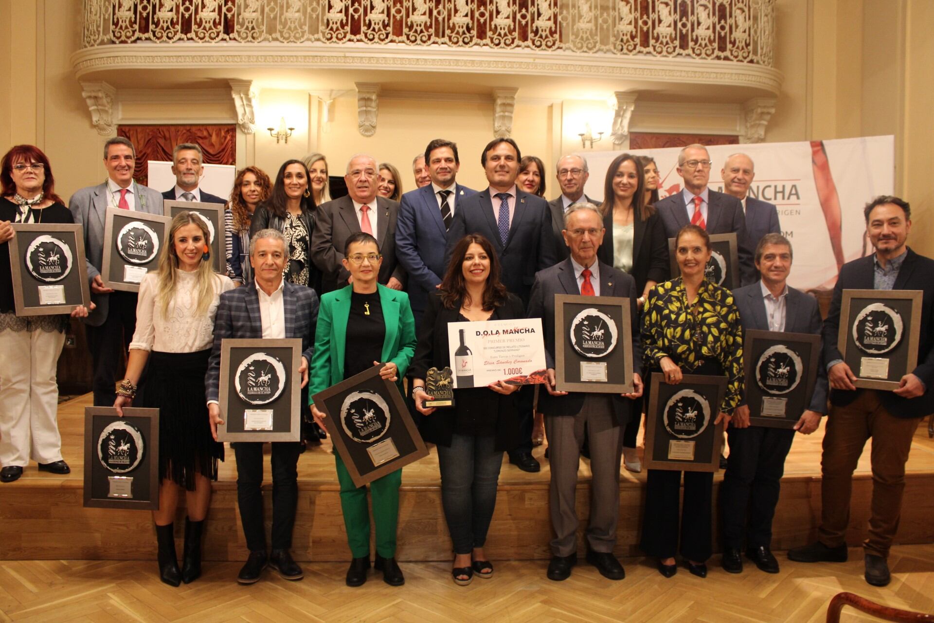 Foto de familia de las autoridades y los premiados, entre ellos el redactor de SER Ciudad Real, Agustín Cacho (a la derecha)