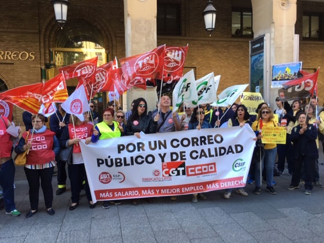 Protesta de trabajadores de Correos en la sede central de Zaragoza, en el Paseo Independencia 