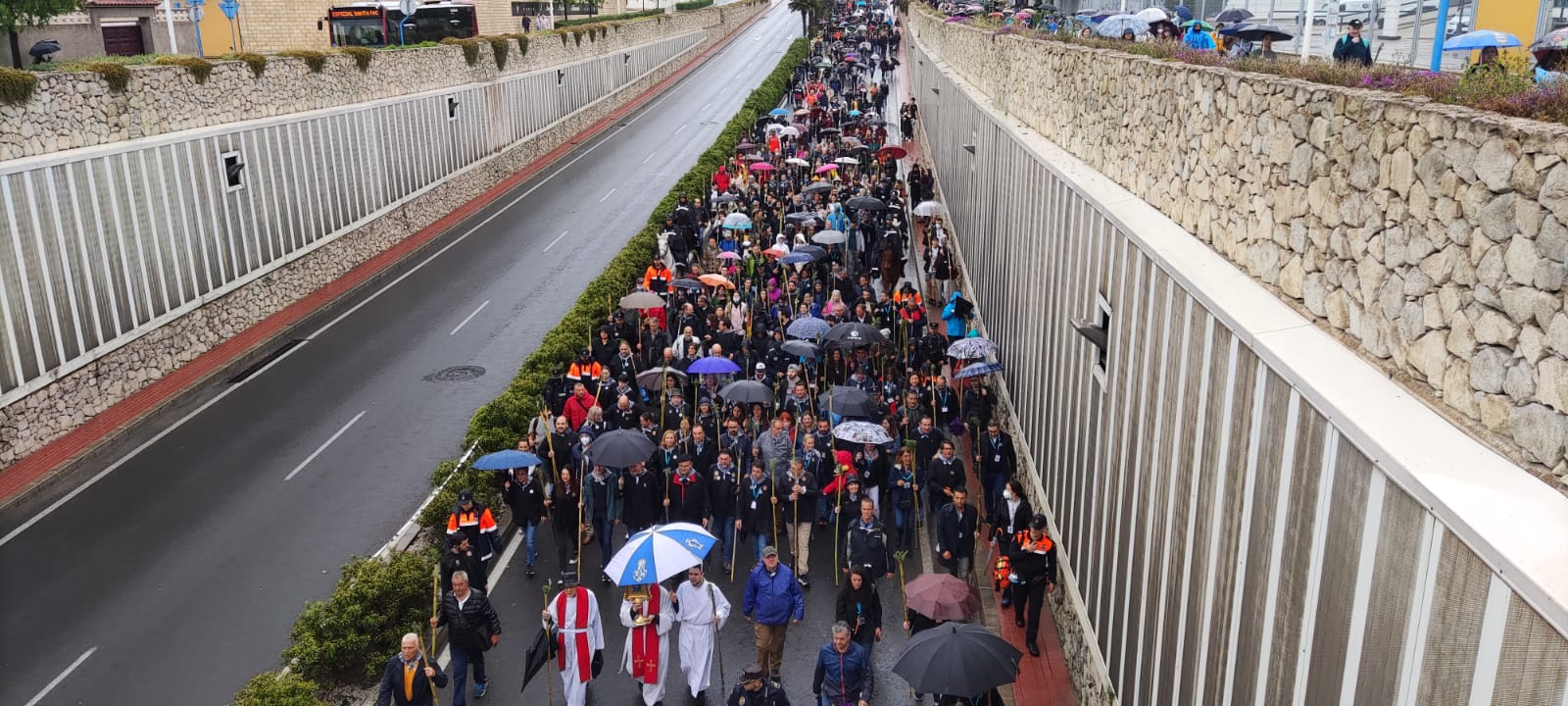 Comitiva de Santa Faz a su paso por la avenida Denia