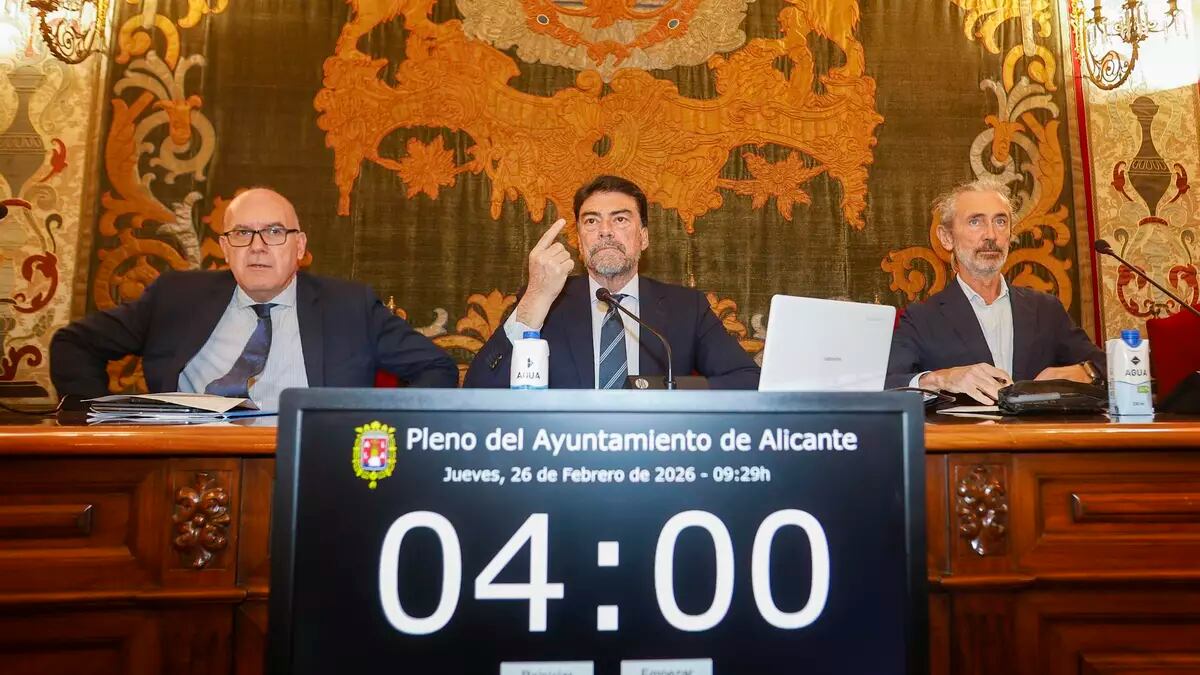 El alcalde de Alicante, Luis Barcala, junto al vicealcalde, Manuel Villar, y el secretario del Pleno, Germán Pascual, en una imagen de archivo
