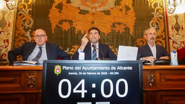 El alcalde de Alicante, Luis Barcala, junto al vicealcalde, Manuel Villar, y el secretario del Pleno, Germán Pascual, en una imagen de archivo