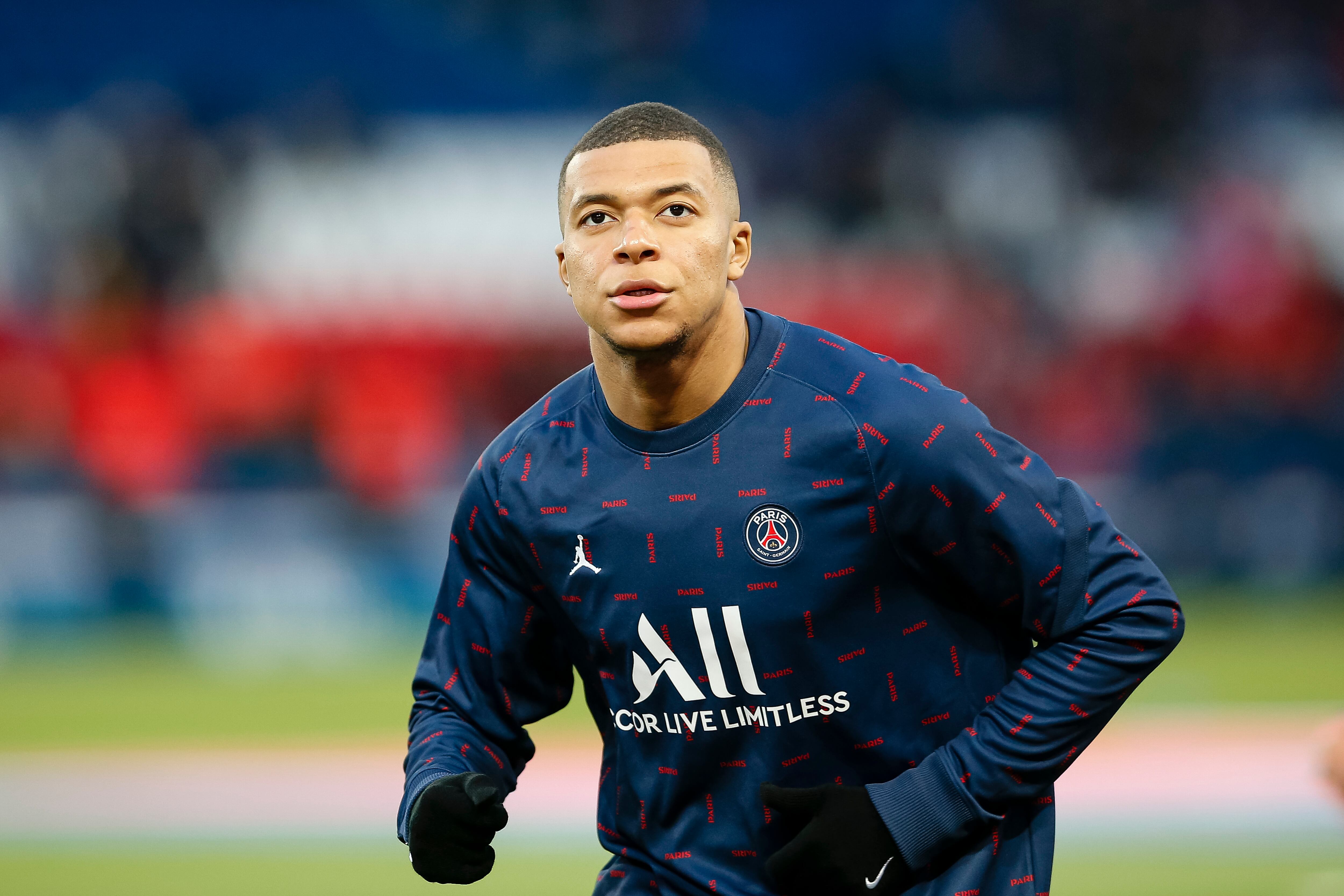 Mbappe calienta antes del partido ante el Loreint de la Ligue 1.