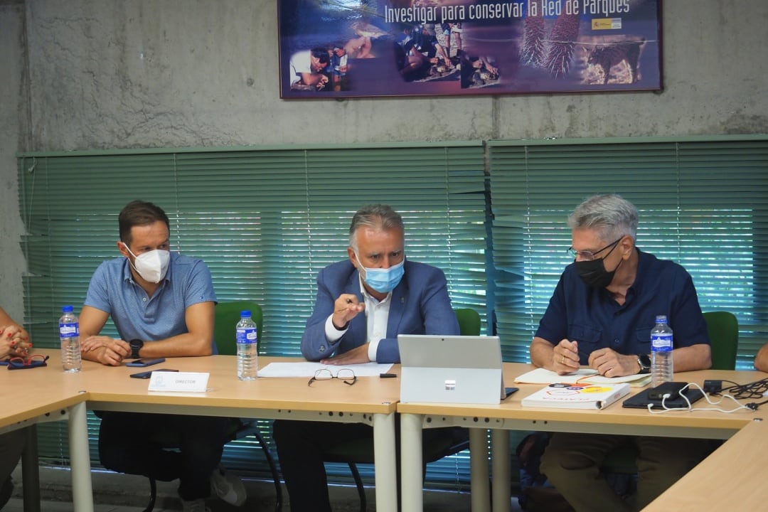 El presidente del Cabildo de La Palma, Mariano Zapata, junto al presidente de Canarias, Ángel Víctor Torres, y el consejero canario de Seguridad, Julio Pérez, en la reunión de seguridad sobre el incendio de La Palma