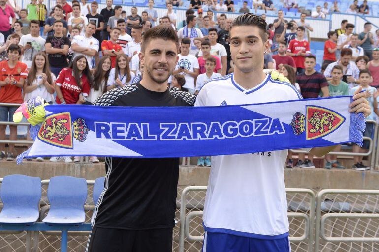 Xabi Irureta (izq.) y Razvan Popa (drch.) en la presentación oficial ante la afición zaragocista en La Romareda. 