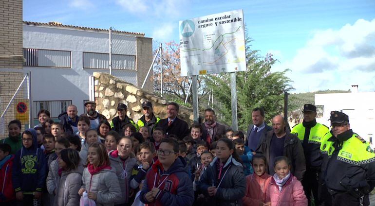 Los alumnos del CEIP San Isicio de Cazorla participan en la experiencia de caminos escolares seguros 