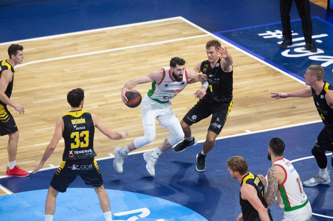 Shengelia trata de abrirse camino ante la oposición de Abromaitis