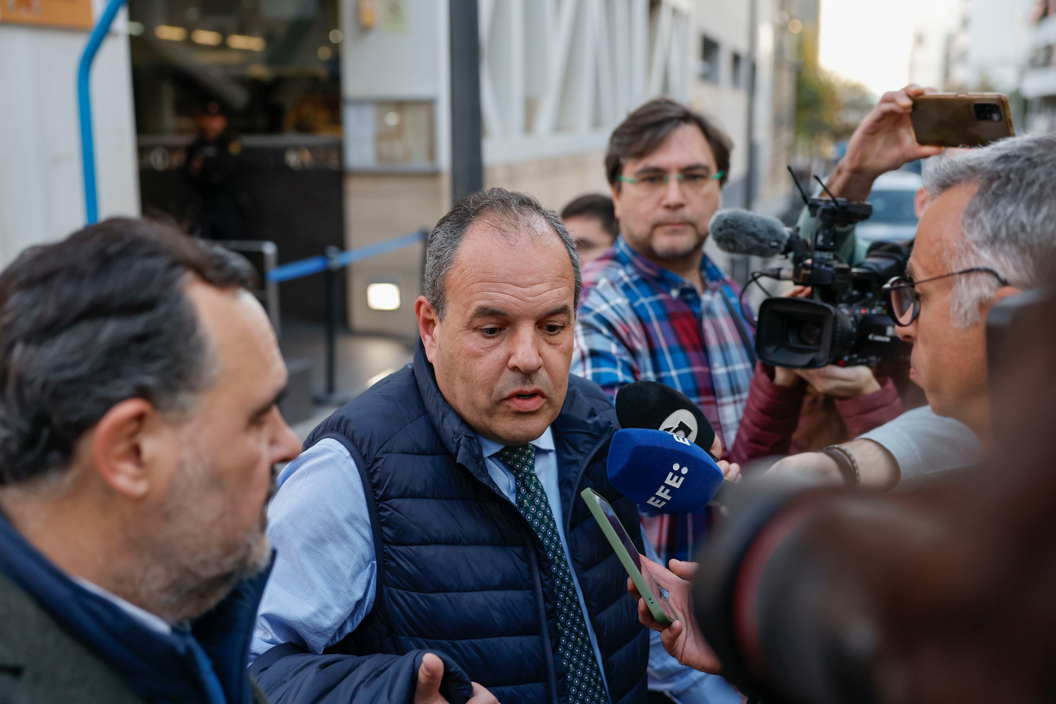  El presidente de la Cámara de Comercio de Alicante, Carlos Baño (c), ha quedado en libertad con cargos por los supuestos delitos de fraude de subvenciones y falsedad tras haber sido detenido este viernes en relación con irregularidades en unos bonos de consumo de los años 2022 y 2023. . EFE / Pablo Miranzo.