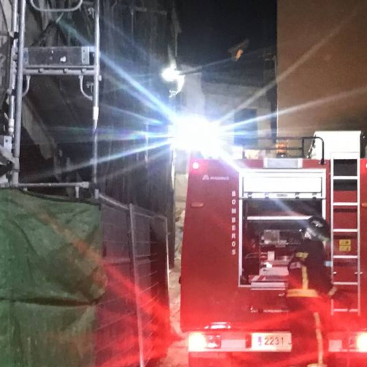 Trasladada una mujer al hospital por inhalación de humo al incendiarse su vivienda