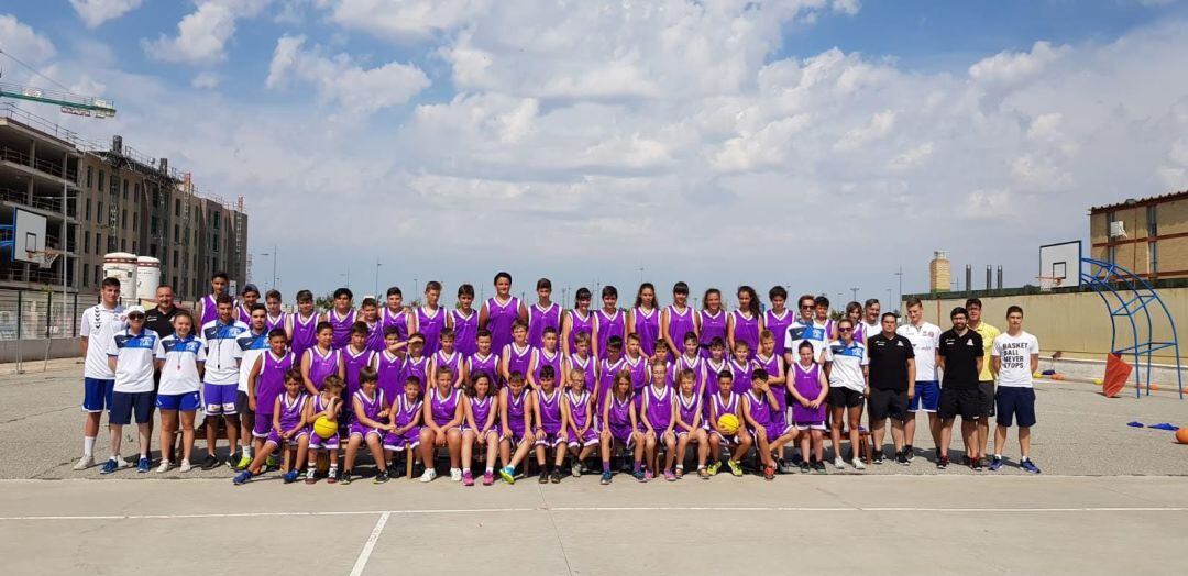 La familia del Juventud Aranda durante la visita del San Pablo Burgos.