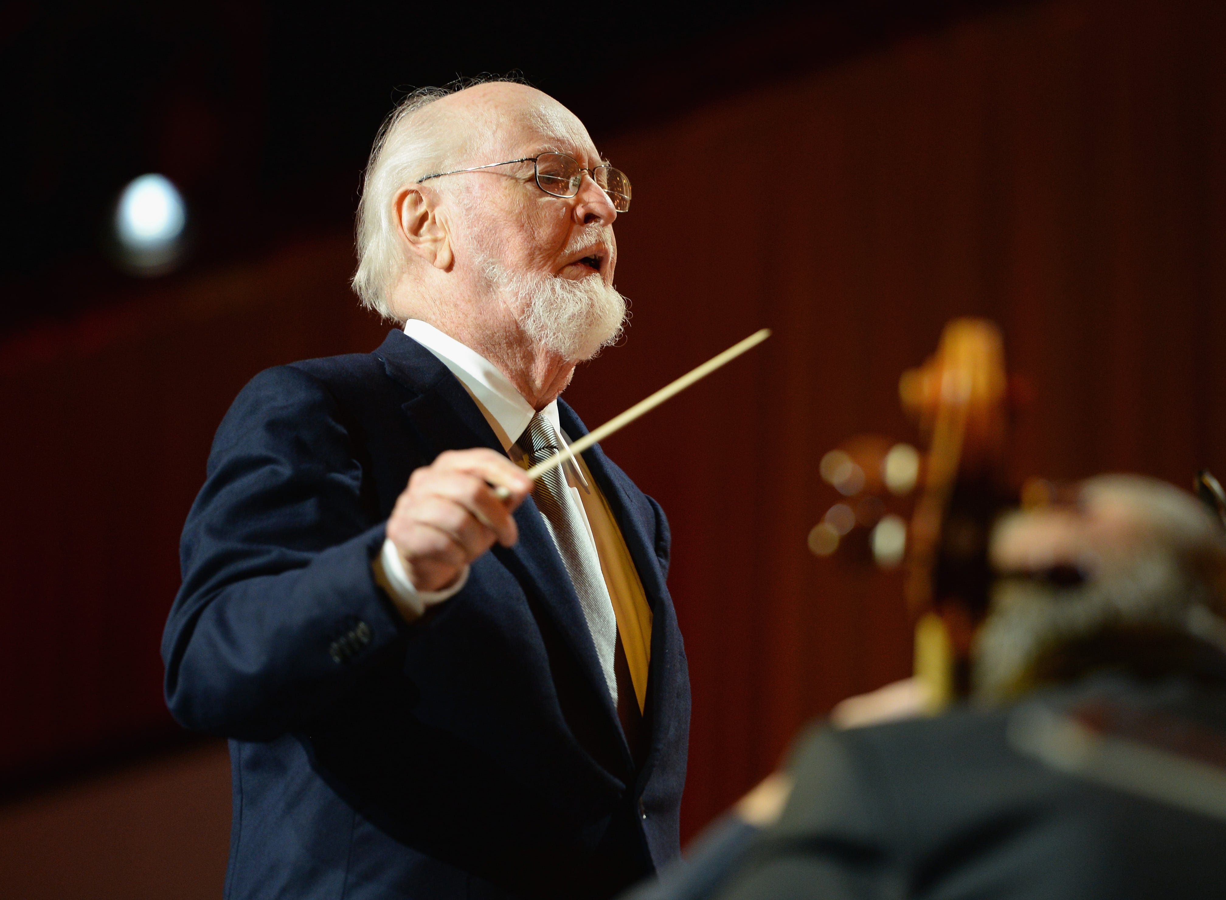 El compositor John Williams actúa en una gala benéfica en Hollywood, en 2016.