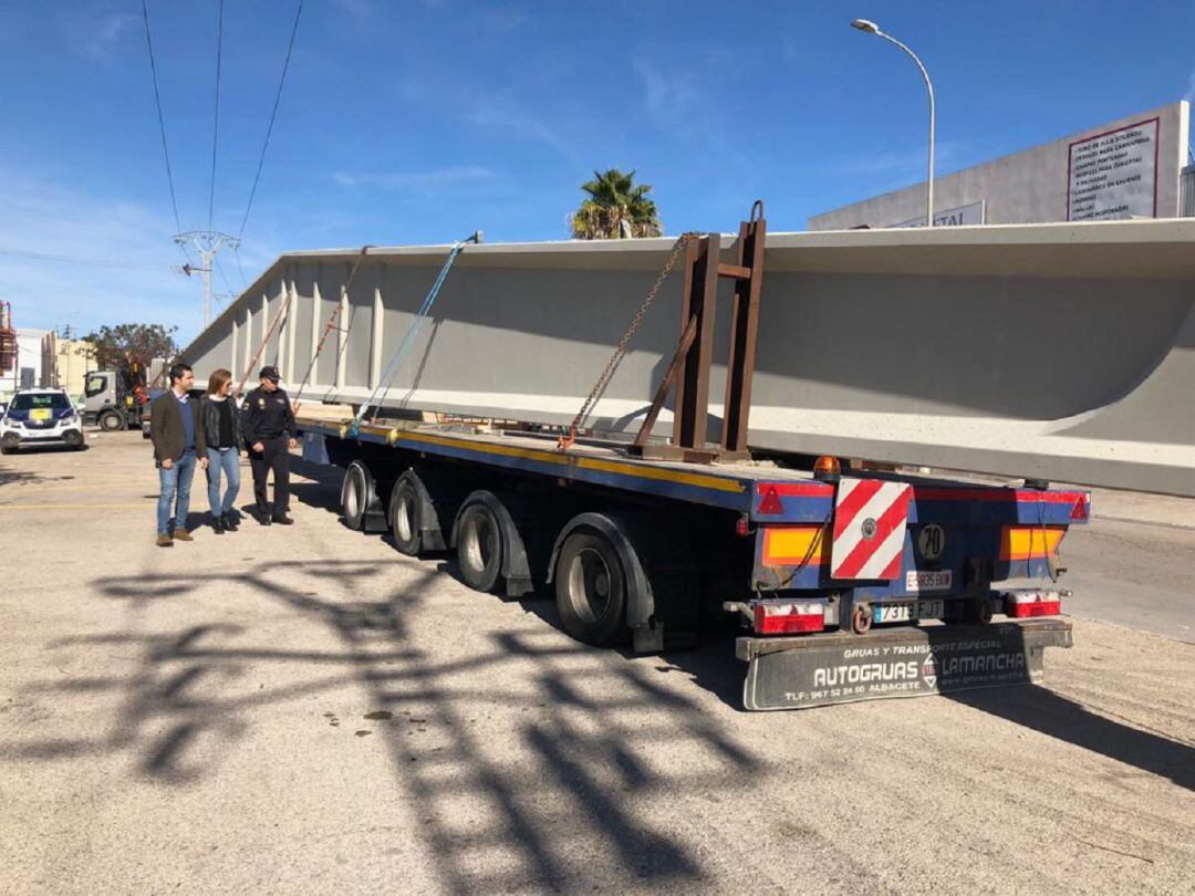 El Alcalde de Paterna, Juan Antonio Sagredo, y la concejala de Seguridad junto al camión provoca daños en túnel