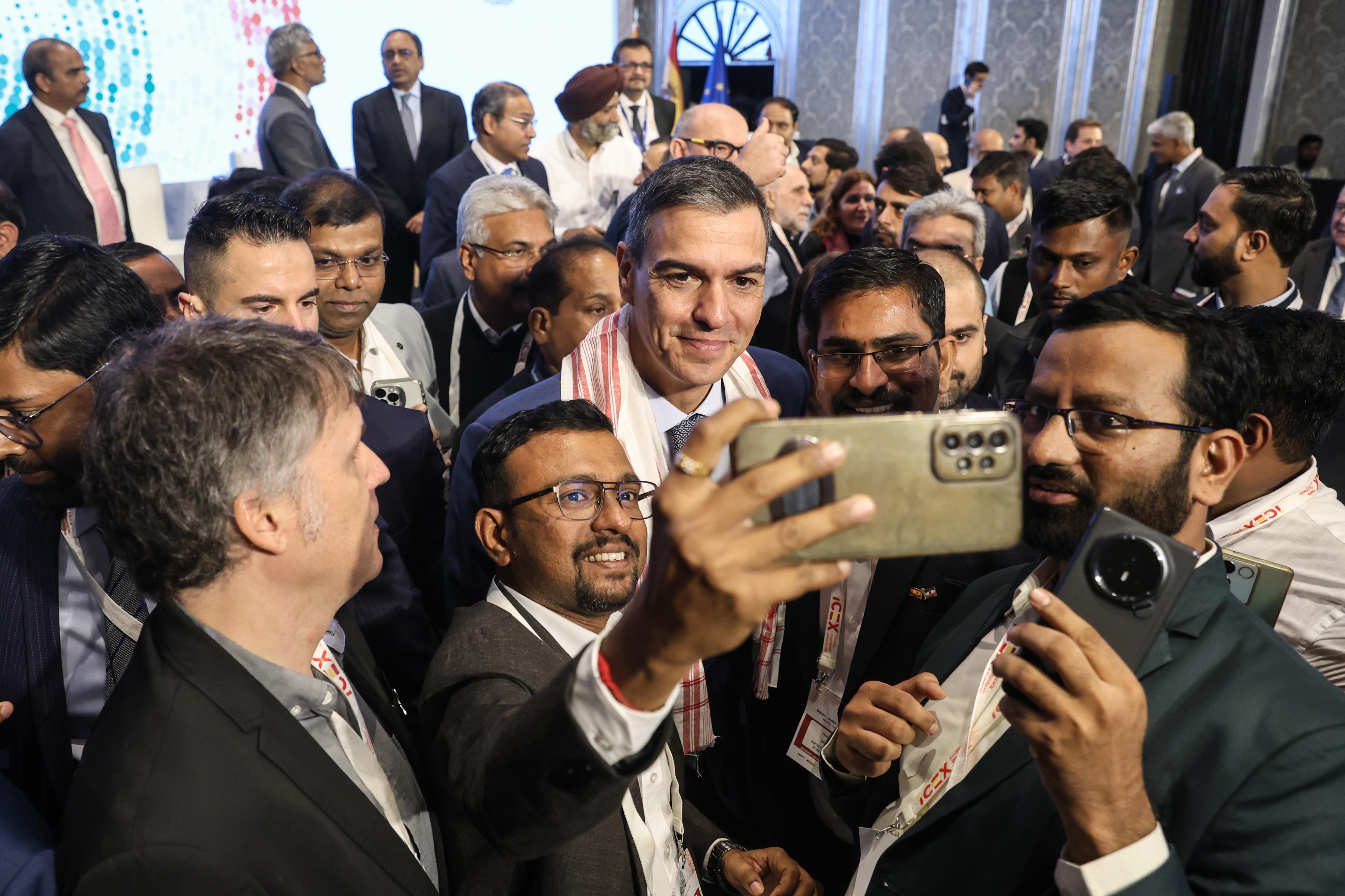 Pedro Sánchez, con empresarios en Bombay (India).