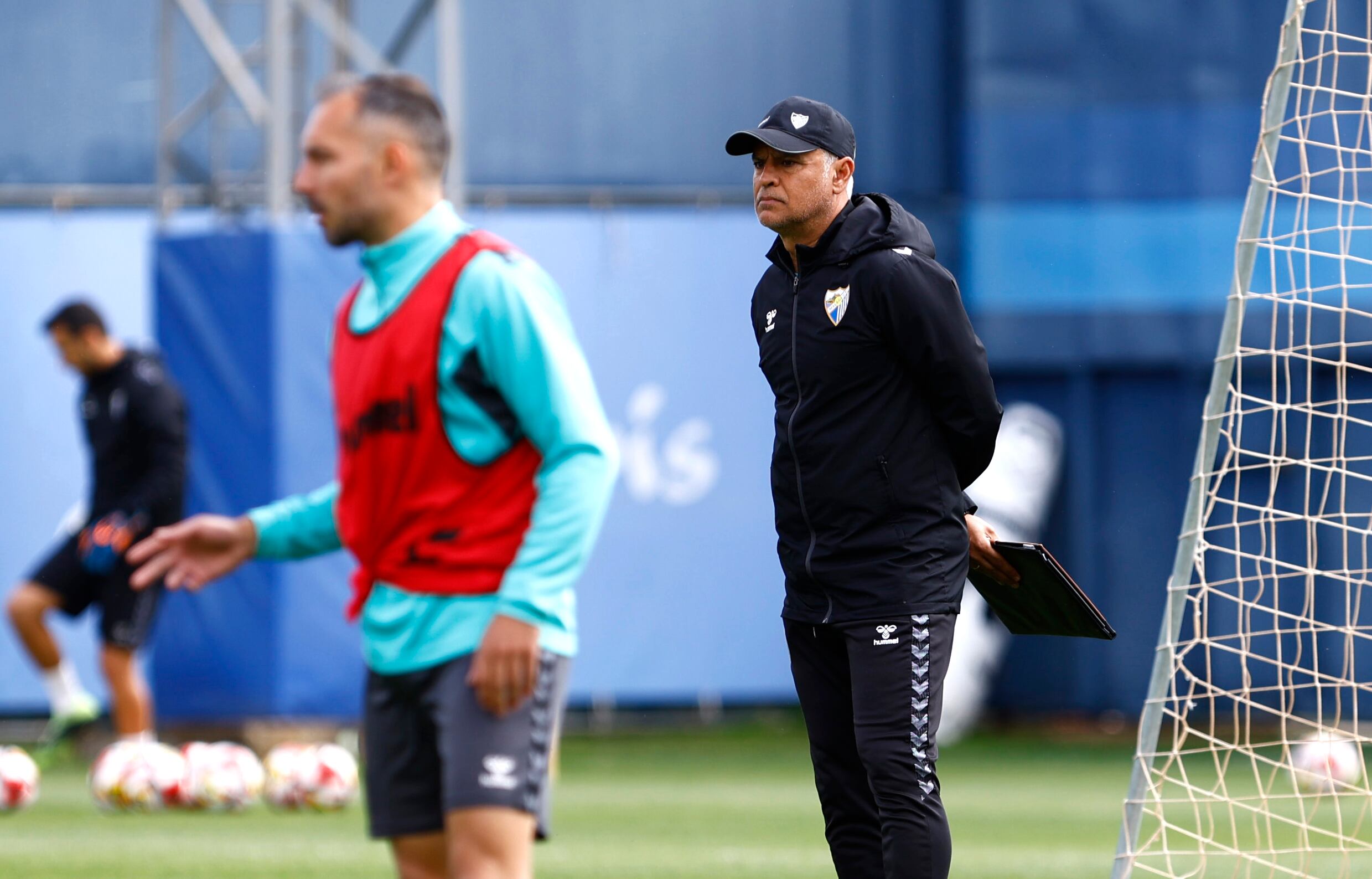 Sergio Pellicer observa un entrenamiento del Málaga