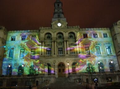 El ayuntamiento de Bilbao, iluminado en la Noche Blanca