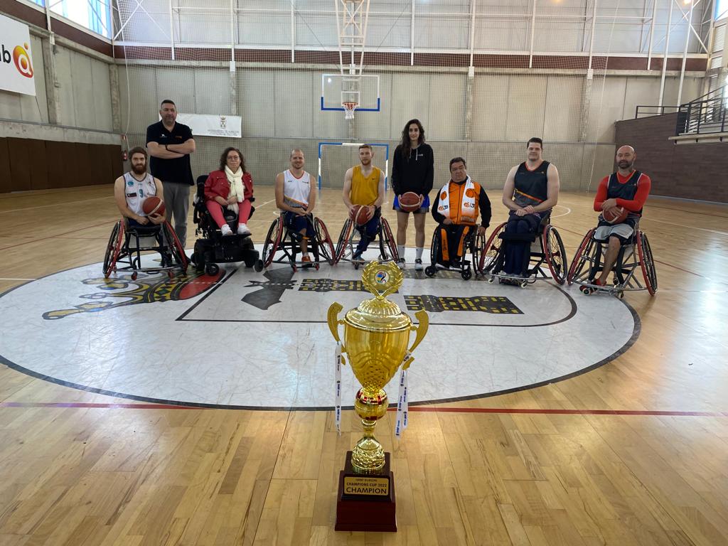 EL BSR Amiab Albacete posa con el trofeo de Champions
