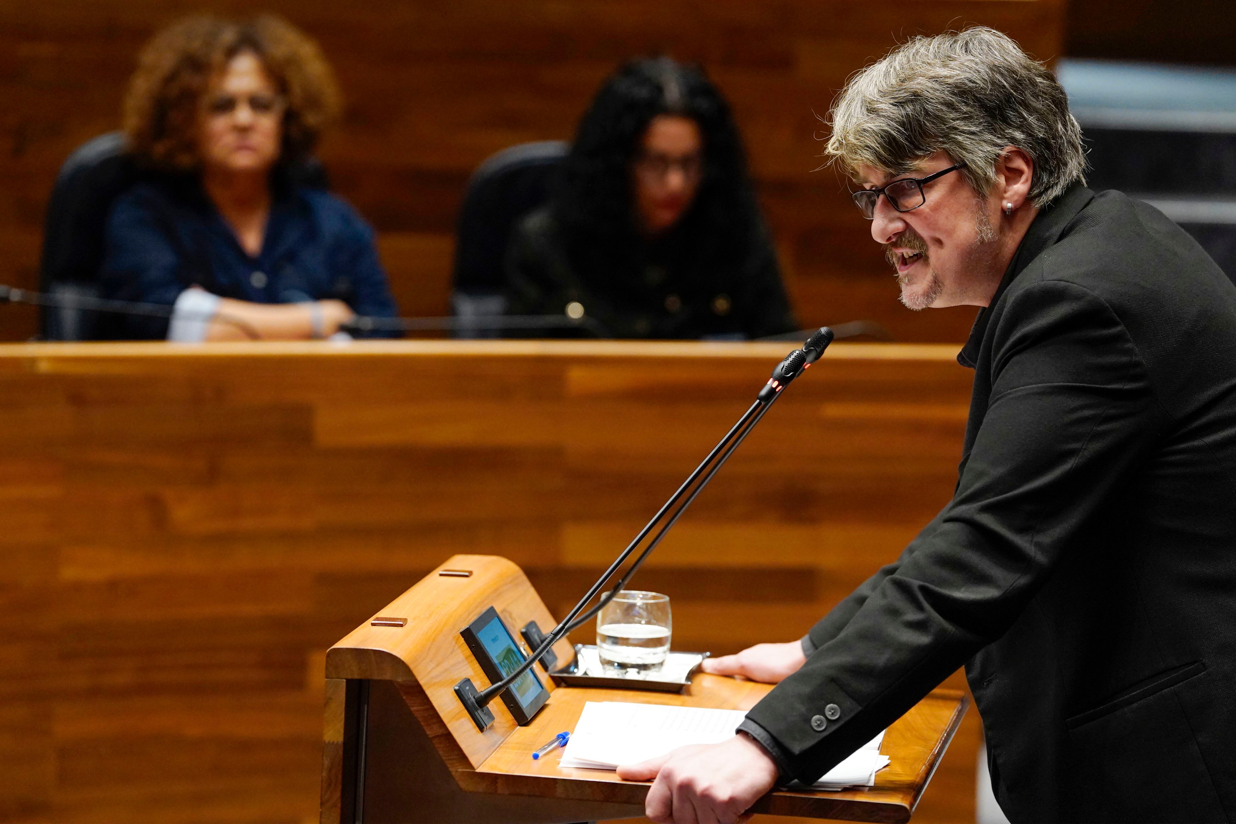 OVIEDO, 24/09/2025.- El portavoz de Convocatoria por Asturias, Xabel Vegas interviene en la segunda sesión del Debate sobre el Estado de la Región, este miércoles en la Junta General del Principado. EFE/Paco Paredes
