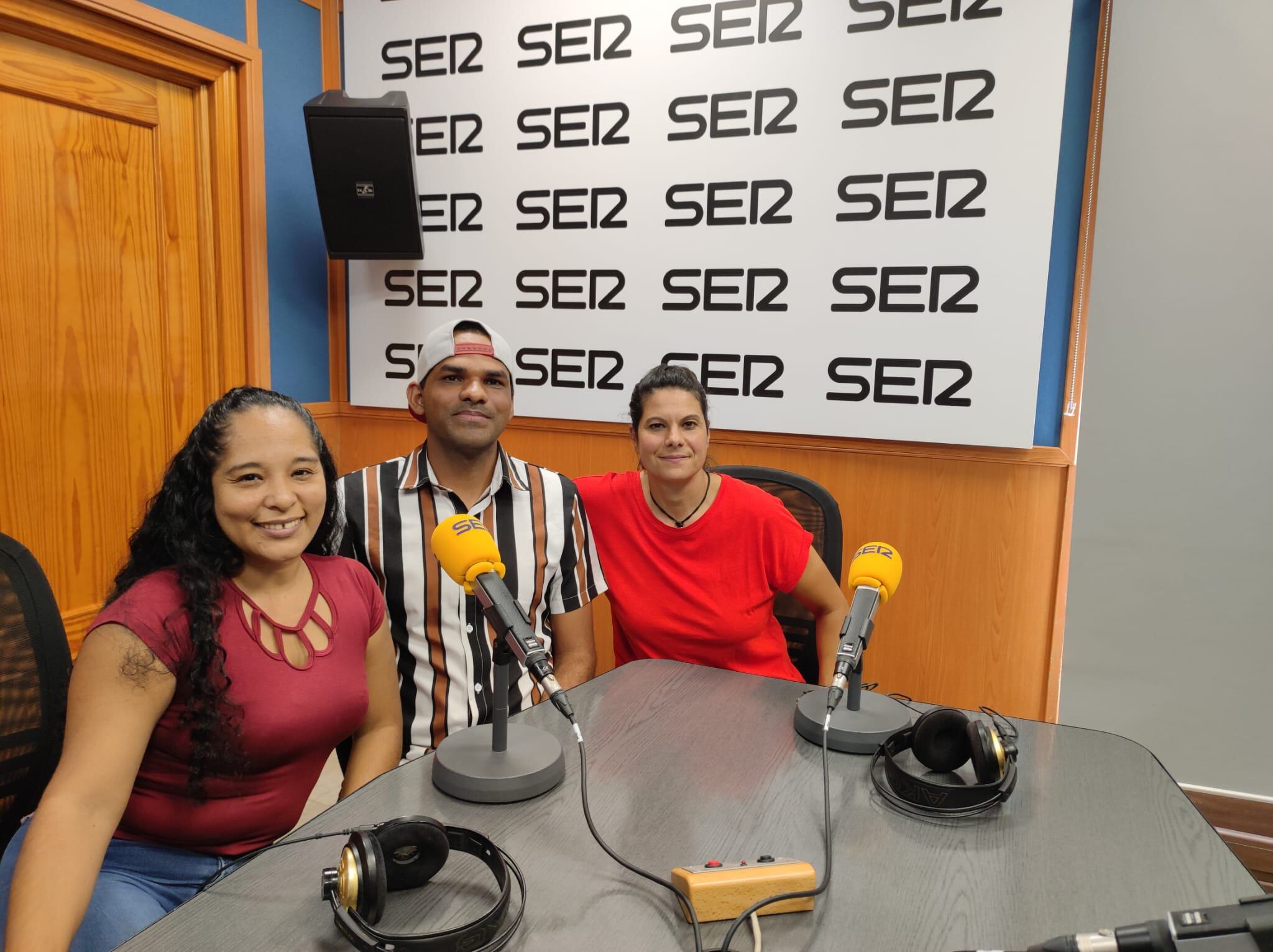 Erik junto a su pareja y Hogla Trinidade en SER Deportivos Toledo