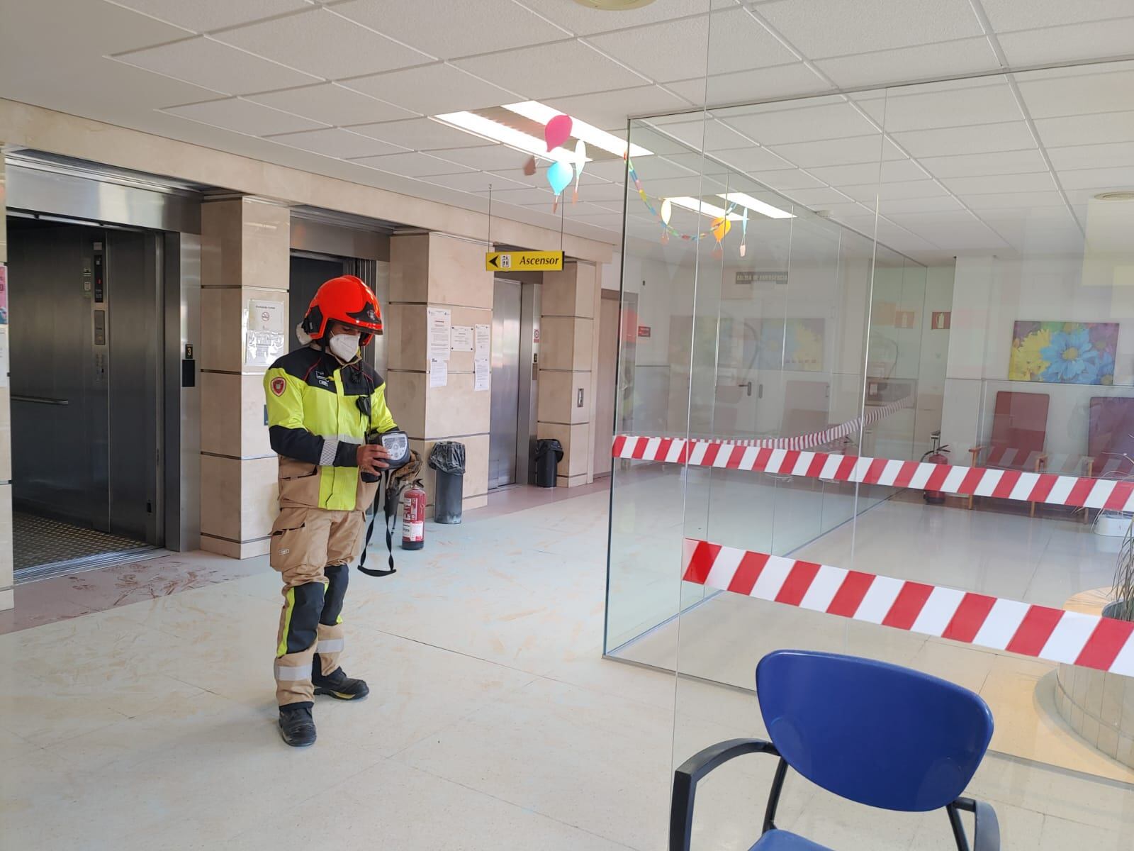 Un bombero revisa la zona afectada