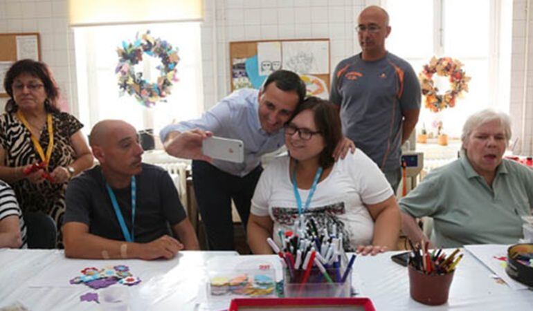 César Sánchez, durante una visita al Hogar Provincial y al Centro Doctor Esquerdo