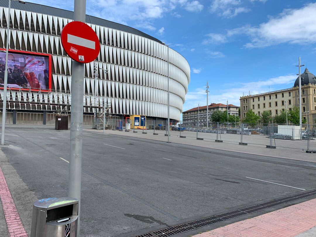 Andamiaje habilitado para los medios internacionales frente al estadio de San Mamés