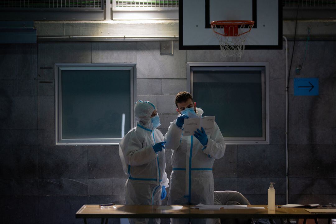 Los miembros de las mesas protegidos con Equipos de Protección Individual 