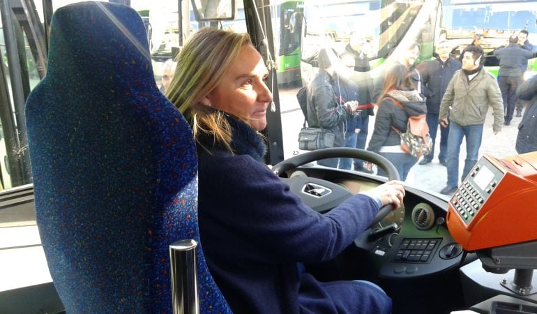 La consejera de Transportes de la Comunidad en uno de los autobuses a gas natural presentado en Leganés.