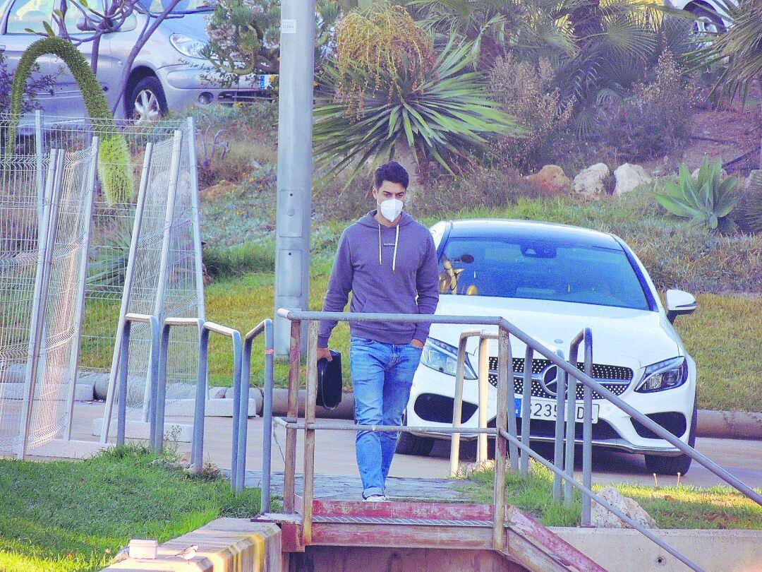 César de la Hoz llegando al Estadio para hacerse el test Covid.