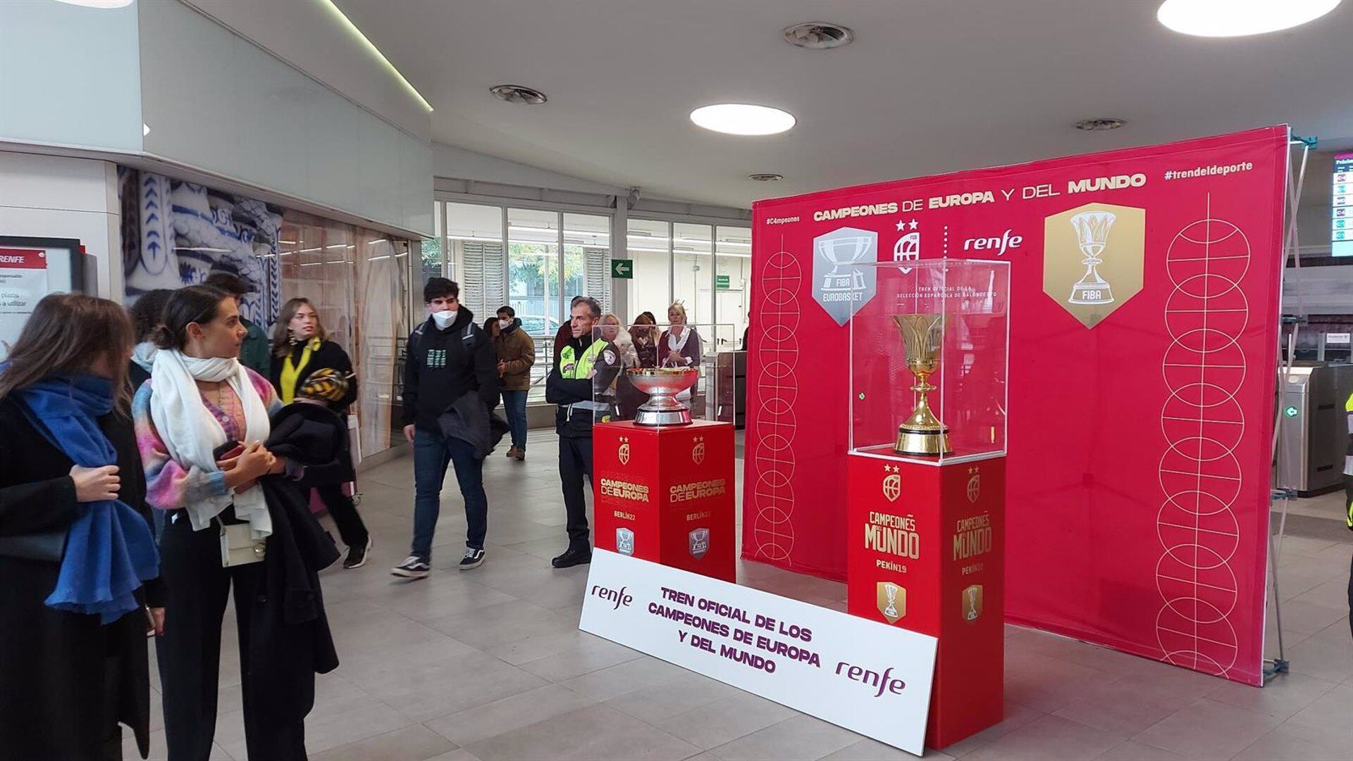 Renfe expone las copas del Eurobasket y del Mundial de baloncesto en la estación de San Bernardo.