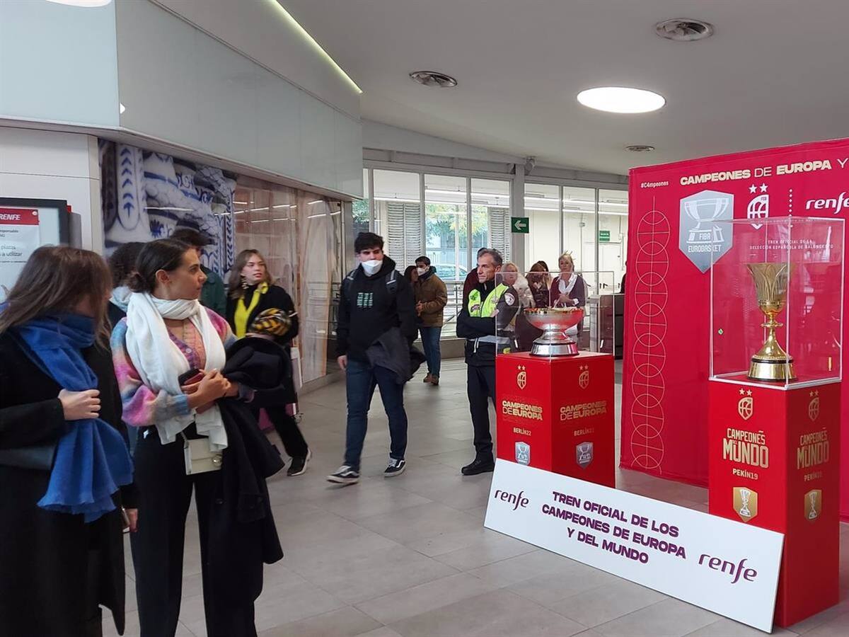 Renfe expone las copas del Eurobasket y del Mundial de baloncesto en la estación de San Bernardo