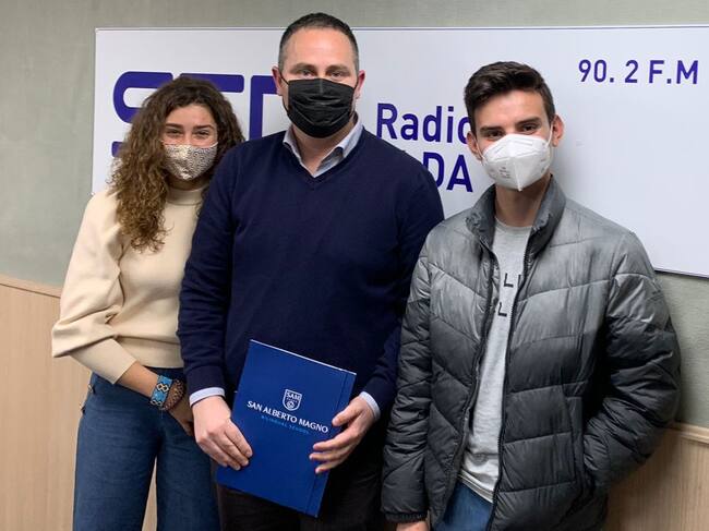 José Ángel Maciá, Secretario Docente y profesor de Historia y Filosofía, junto a Fátima y Rubén, alumnos de San Alberto Magno.