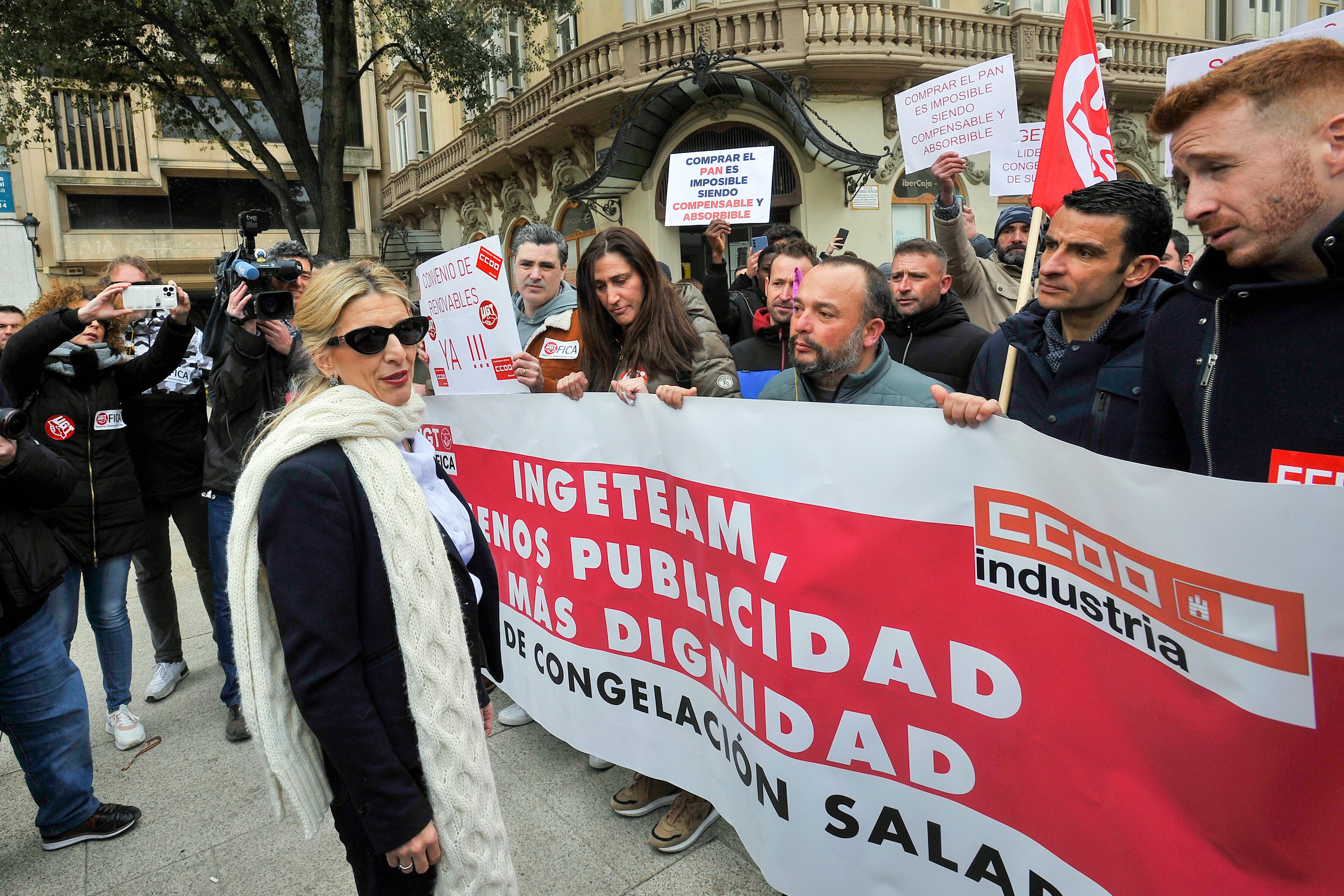 La vicepresidenta segunda del Gobierno y ministra de Trabajo, Yolanda Díaz, se interesa por las reivindicaciones de los trabajadores de Ingeteam durante su visita a Albacete