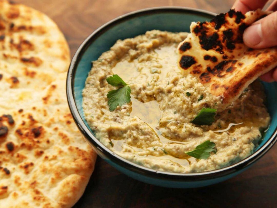 Pan árabe con baba ganoush, una crema de berenjenas típica de la cocina árabe 