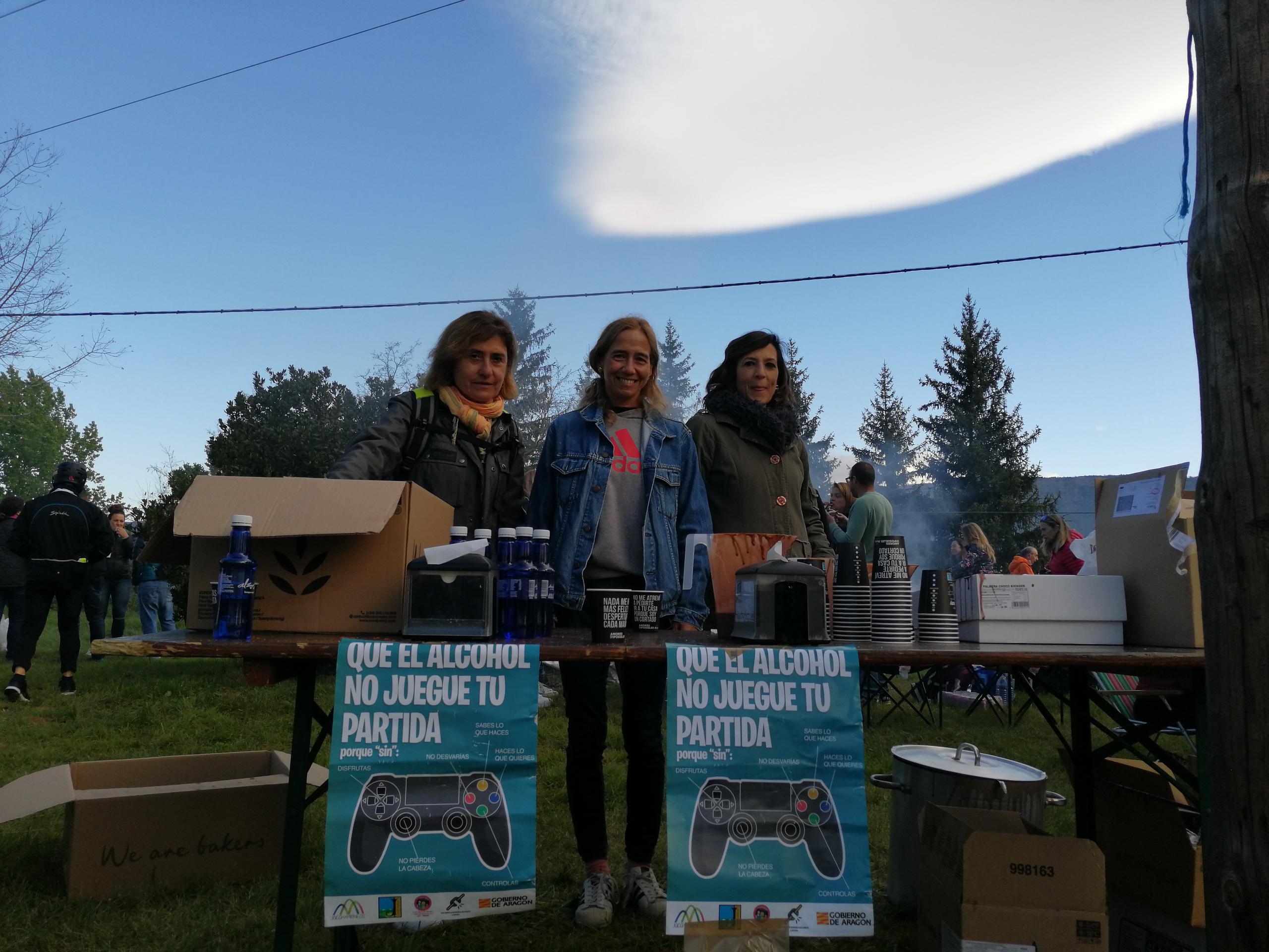 Imagen de la mesa informativa y de reparto de bocadillos y chocolate el pasado 2022